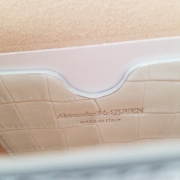 Alexander McQueen Skull Croc-Embossed Leather Chain Crossbody Light Gray - Picture 4 of 12